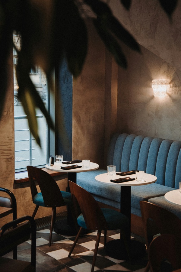 Salle de restaurant chaleureuse